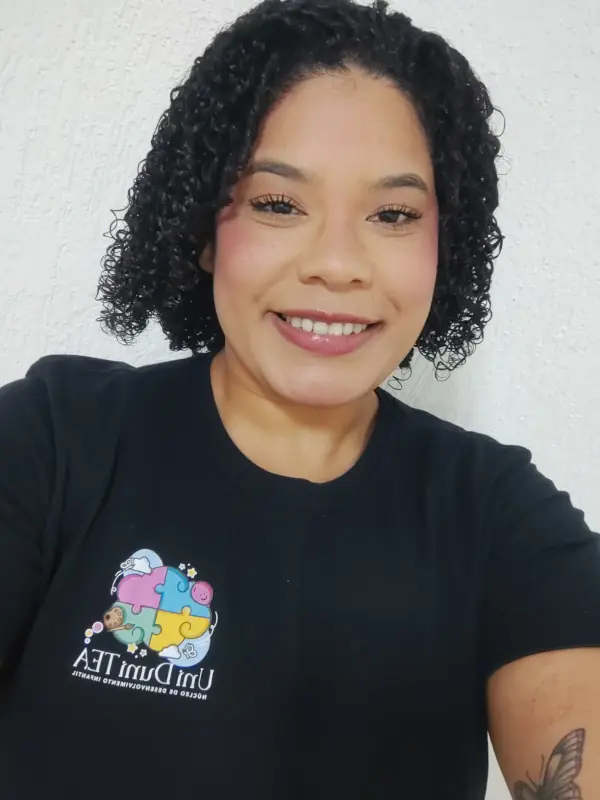 Foto de Caroline Oliveira, recepcionista da UniDuniTEA